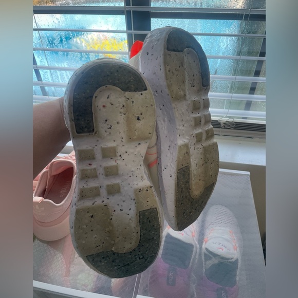 Woman’s Nike - Picture 2 of 4